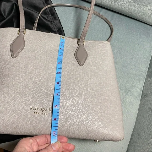 EUC Kate Spade beige pebbles, leather shoulder bag with dust bag 14” x 10” x 6”